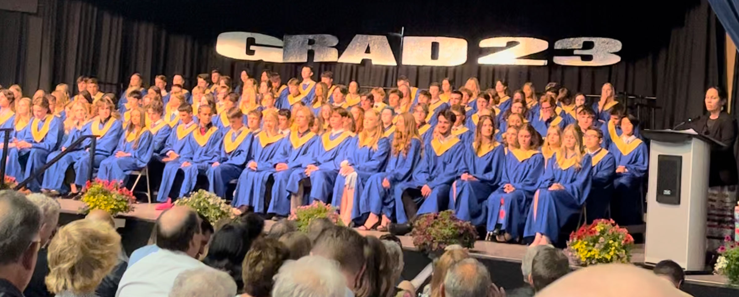 カナダ高校留学の卒業式、卒業生がステージ上に登場
